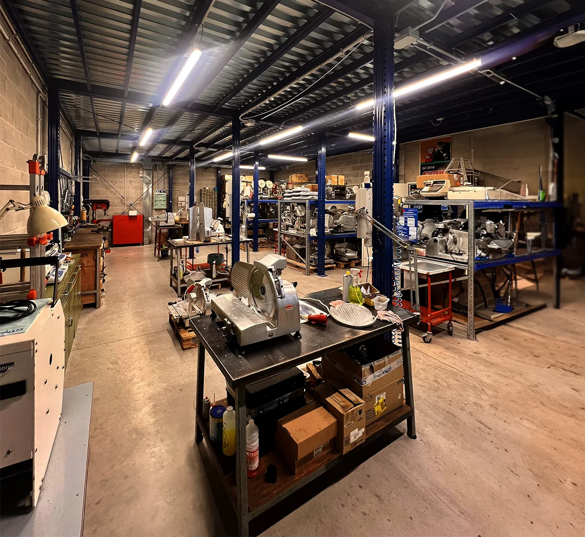 L’officina Food Equipment di GTN, con banchi e attrezzature di manutenzione